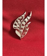 Crown Trifari Silver Tone Flower Leaf Brooch Circa 1930-1955 J355 - $726.19 MXN