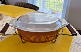 VINTAGE 1962 Early American PYREX CASSEROLE DISH W/ LID &amp; RACK HOLDER Br... - £118.69 GBP