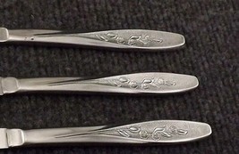 Superior Radiant Rose Set of 3 Dinner Knives 8&quot; Stainless Textured With 3 Roses - £6.90 GBP