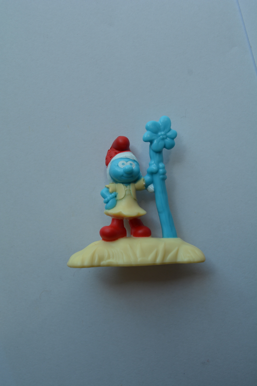 Primary image for McDonald's 2017 Smurfette Peyo Smurf Flower Toy Figure about 2"