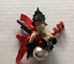 Vintage handmade Christmas brooch Holly leaves snowman pipe cleaner holiday pin - £15.60 GBP