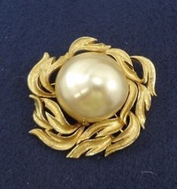 Vintage SA Large Pearl Goldtone Pin Brooch 2 1/2 x 2 1/4 inches - £16.02 GBP