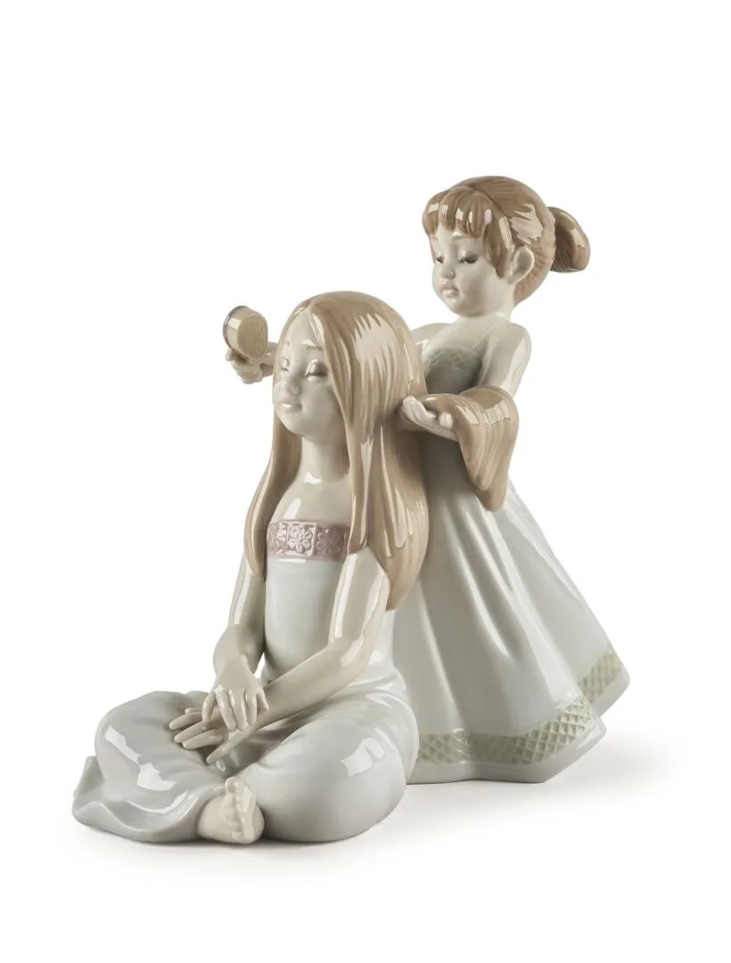 Lladro 01009587 Combing Your Hair Sculpture New - $455.00