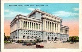 Milwaukee County Court House Wisconsin  Vintage Cars Postcard (C7) - £5.12 GBP