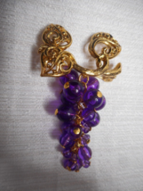 Vintage 1990&#39;s Avon Purple Grape Cluster Lucite Beads Brooch Pin Gold Tone 2.75&quot; - £18.87 GBP