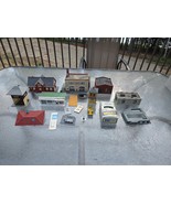 vintage HO scale train buildings accesories decor repair lot bits pieces - $650.76 MXN
