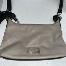 NINE WEST Crossbody Bag Beige &amp; Black Silver Chain Tassel Faux Leather - $225.80 MXN