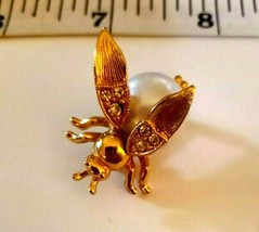 Vintage Gold Tone Pearl &amp; Rhinestone Jelly Belly House Fly Brooch Movable Wings - £12.63 GBP