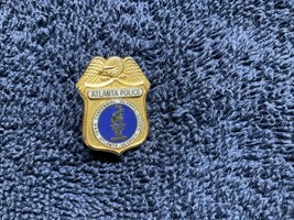 ATLANTA POLICE LAPEL Centennial Olympic Collectible Gold Tone Pin - $371.34 MXN