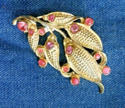 Elegant Pink Rhinestone Textured Gold-tone Leaf Brooch 1950s vintage 2 3/8&quot; - £11.17 GBP