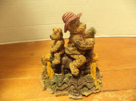 Resin Bear Sitting On Top Of Saddle On Top Of Saw Bench Figurine - €10,22 EUR