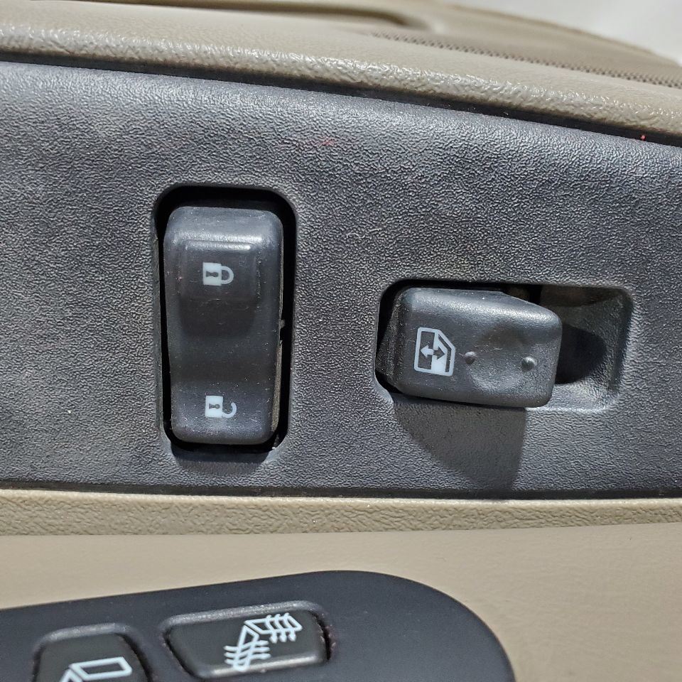 2004 GMC Sierra 2500 OEM Front Right Door Trim Panel Minors Scuffs Item image 12