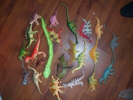 Lot Of 21 assorted Dinosaurs, pteranodens &amp; 1 snake puzzle 6-8&quot; plastic - $7.81
