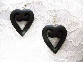 Black Wood Scroll Heart Love Symbol Dangle Exotic Hearts Pair Of Earrings - £5.58 GBP