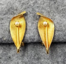 VTG Faux Peartl Gold Tone Leaf Clip On Earrings Costume Jewelry Unsigned - £10.51 GBP