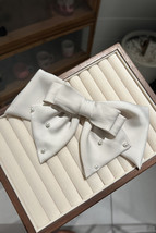 White Pearl Embellished Tiered Satin Bowknot Hair Clip - $101.79 MXN