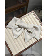 White Pearl Embellished Tiered Satin Bowknot Hair Clip - $102.57 MXN
