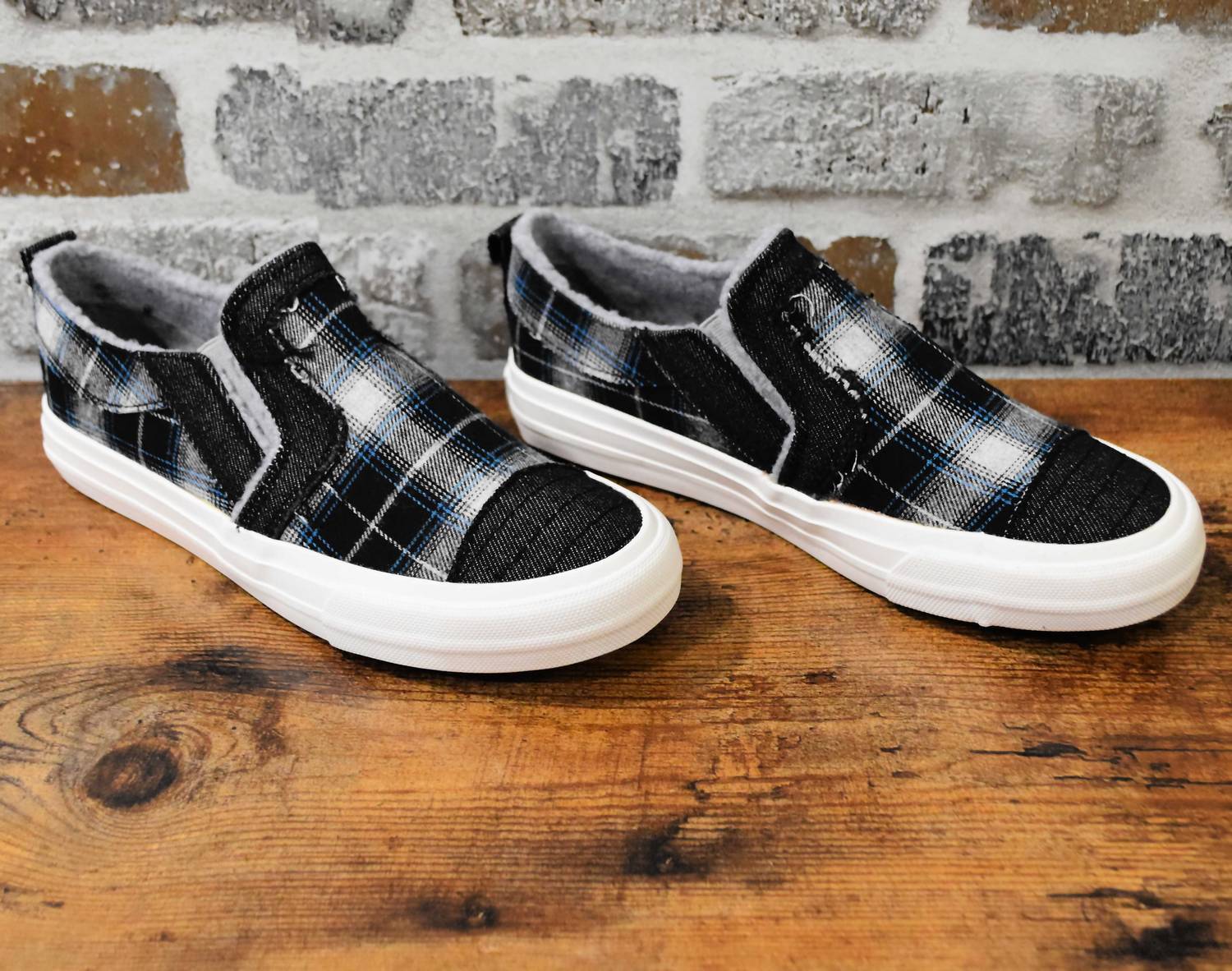 Very G women's gypsy jazz sandy fashion sneaker in Black/Grey