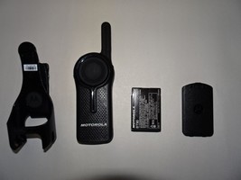 Motorola DLR1060 Two-Way Radio with BT90 Battery, Holster, Charger - $1,297.45 MXN