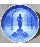 ROYAL COPENHAGEN 1932 Christmas Plate – Frederiksberg Gardens &amp; Frederik VI - $1,030.14 MXN