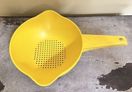 Vintage Yellow Tupperware 1 Qt. Colander Strainer - £9.90 GBP