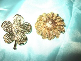 Vintage PAIR of gold color mesh pattern FLOWER pins - £11.85 GBP