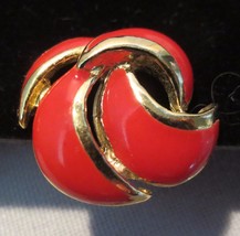 Vintage Estate Holiday Red Enamel Golden Gilt Clip Earrings - £15.96 GBP