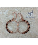 Handmade copper earrings: hoops half wire wrapped with matte black glass... - €23,11 EUR