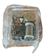 NEW. Sankyo Wind-Up MUSIC BOX &amp; key, plays &quot;Edel Weiss&quot; [e-04] - $183.98 MXN