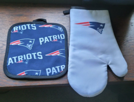 NFL Patriots Hot Pad and Oven Mitt Tailgating Decorative Collectible New England - £13.29 GBP
