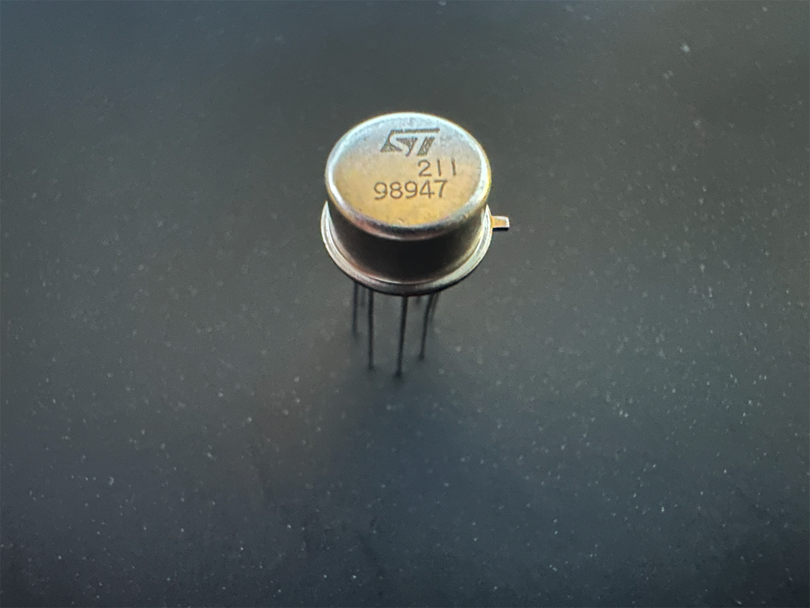 LM211H 211 STMicroelectronics Voltage Comparator IC Metal Can TO-99 - $4.00