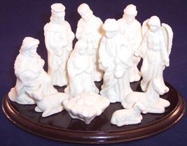 Pre-Owned 11 Pc. Nativity Set with Wood Base Christmas Holiday Decor - £10.14 GBP