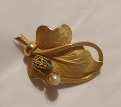 Classic Vintage Gold Tone Leaf Green Stone Faux Pearl Brooch Pin - £8.82 GBP