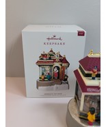 Rare Hallmark Kringle&#39;s Toy Shop  Tabletop Ornament Light Sound Motion M... - $2,258.01 MXN