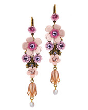 Boucles d&#39;oreilles pendantes en laiton rose à fleurs avec cristaux... - $103.28