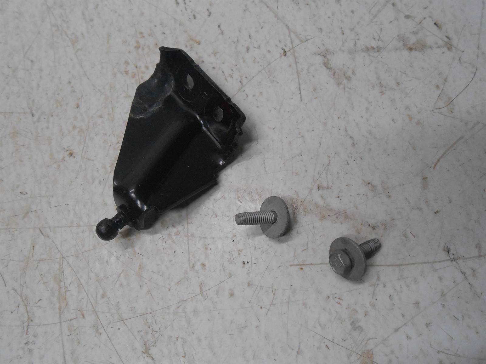 2006 ford escape Right Passenger Rear Glass Shock Bracket - $24.98