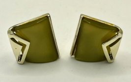Vintage Charel Clip on Goldtone Earrings. Vintage Plastic. Shiny Mod Green. - $202.52 MXN