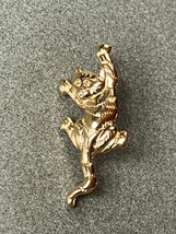 Small JJ Signed Goldtone Scaredy Kitty Cat Hat or Lapel Pin or Tie Tac – 1.25 x - £8.92 GBP