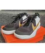 Nike Boys Team Hustle D 10 Size 5 Y Black Basketball Shoes Sneakers CW67... - $54.12 CAD