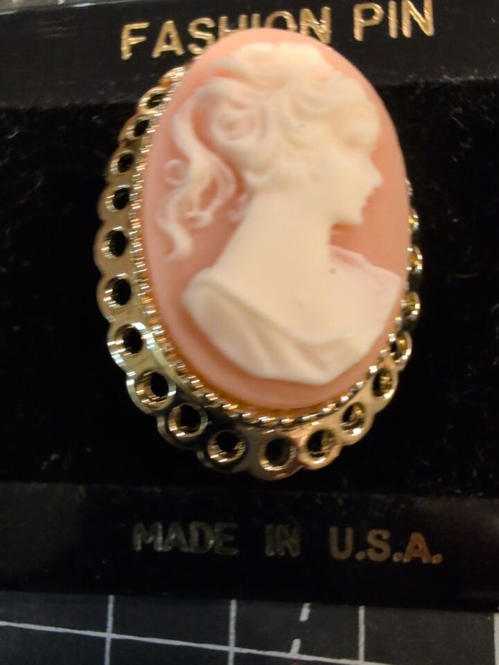 Vintage  CAMEO PIN  Gold tone Brooch Jewelry New pony tail girl Made in USA - $14.84