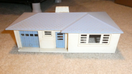 Vintage 1950s O Scale Plasticville Ranch House Building Kit Blue White - £18.71 GBP