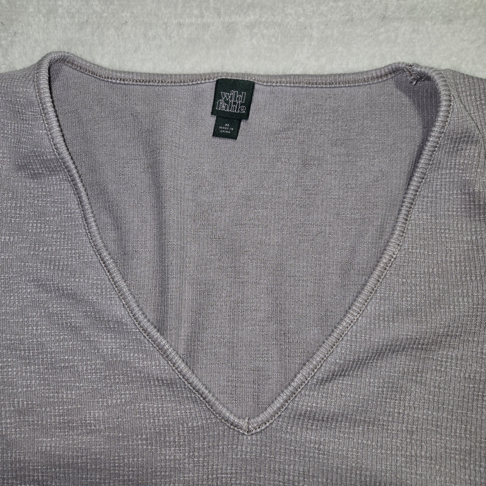 Wild Fable Women's Size M Short Sleeve Ribbed V-Neck T-Shirt Gray Item image 2