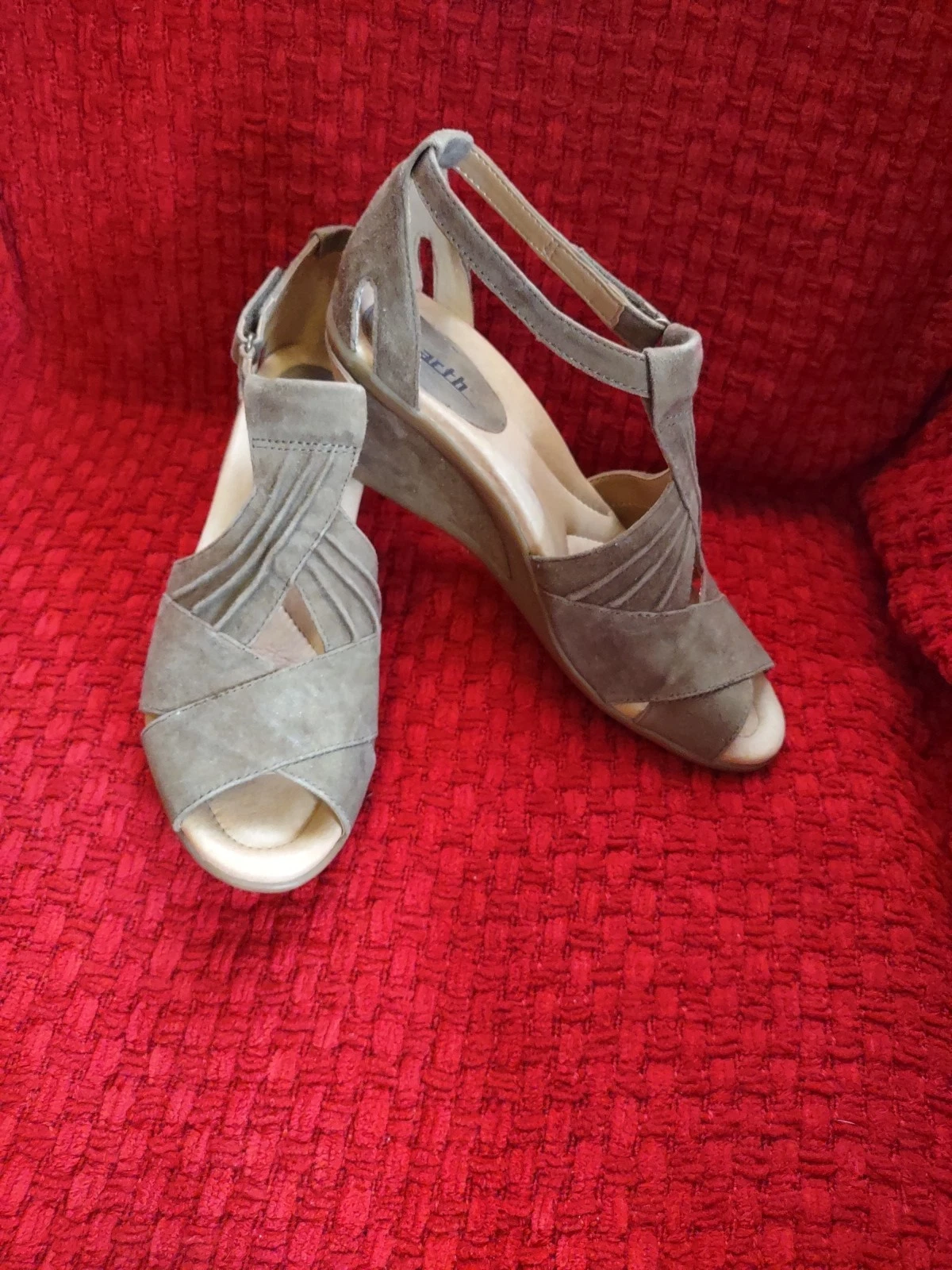  Women&#39;s Earth Shoes Wedged Sandals 9.5 - $25.16 CAD