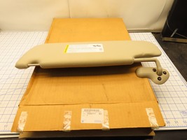 GM 15282717 Sun Visor Shade Right RH Tan Beige May Be Mis Numberd Genera... - $1,112.09 MXN