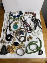 Vintage Mod Mixed Lot 22 Pc Fashion Costume Jewelry Wear Repair Craft Re... - $22.27