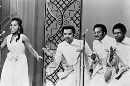Gladys Knight And The Pips Singing On Tv Show 24X36 Poster - £24.03 GBP