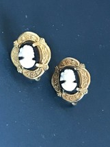 Vintage Black &amp; White Oval Plastic Cameo in Ornate Scalloped Goldtone Frame  - £10.37 GBP