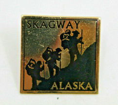 Skagway Alaska USA Backpacking Mountain Collectible Pin Pinback souvenir Vintage - £10.46 GBP