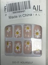 Medium Press On Nails Short Almond Floral Nude Pink Smiling Daisy 24 Pcs - $178.41 MXN
