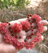 Whimsical Vintage Plastic red Floral Earrings &amp; necklace set - €77,82 EUR